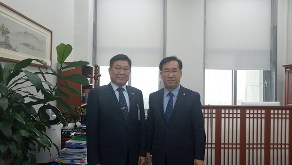 11월 25일 대한건축사협회 김재록 회장(좌)은 국회 국토교통위원장실에서 맹성규 국토교통위원장(우)과 간담회를 가졌다. (사진=대한건축사협회)