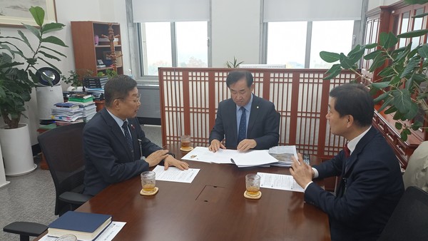 김재록 회장(좌)이 맹성규 국토교통위원장(가운데)과 건축계 주요 현안에 대해 논의하고 있다.(사진=대한건축사협회)