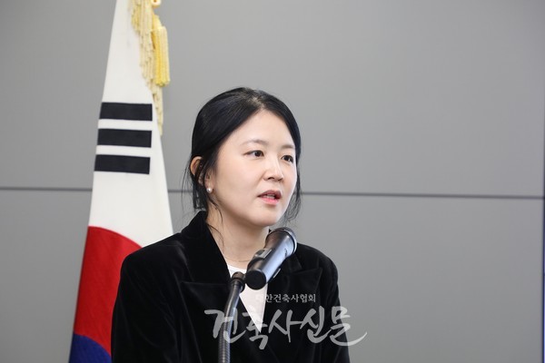 국토교통부 최아름 건축문화경관과장이 인사말을 전하고 있다. (사진=대한건축사협회 건축사신문)