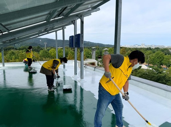 기후변화 대응과 건축물 에너지 절약을 위한 서울특별시건축사회의 ‘건축사와 함께하는 시원한 옥상 만들기’ 사업 전경(자료=서울특별시건축사회)