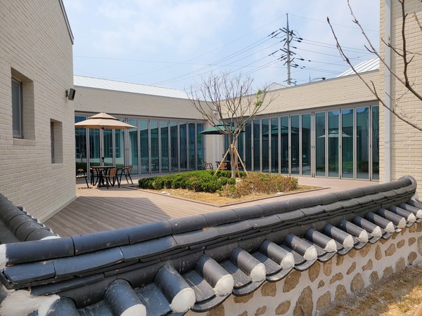 춘천시 건강생활지원센터 중정 (설계·사진=심재군 건축사·(주)더드림종합건축사사무소)